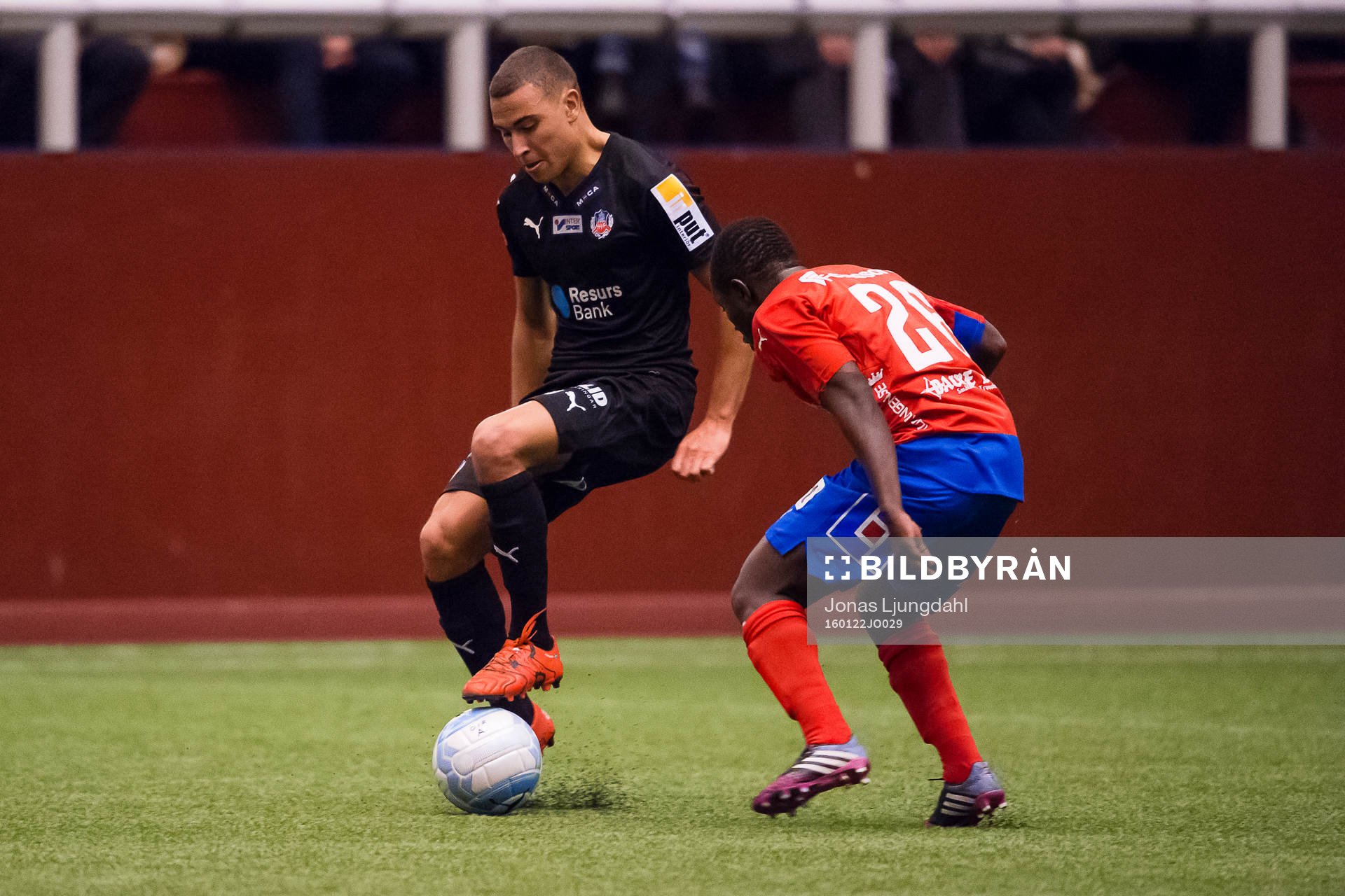 Helsingborgs Jordan Larsson i kamp med Östers Isaac Shaze under träningsmatchen i fotboll mellan Öster och Helsingborg den 22 januari 2016 i Växjö.