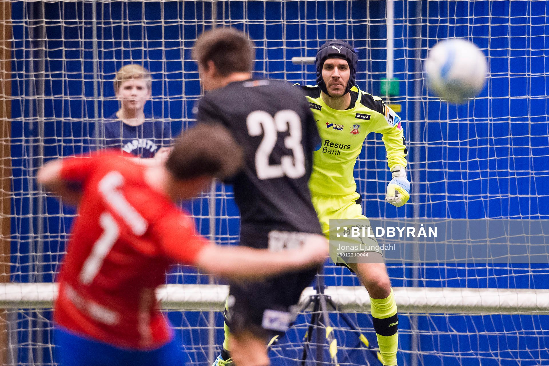 Helsingborgs målvakt Matt Pyzdrowski fokuserar på bollen