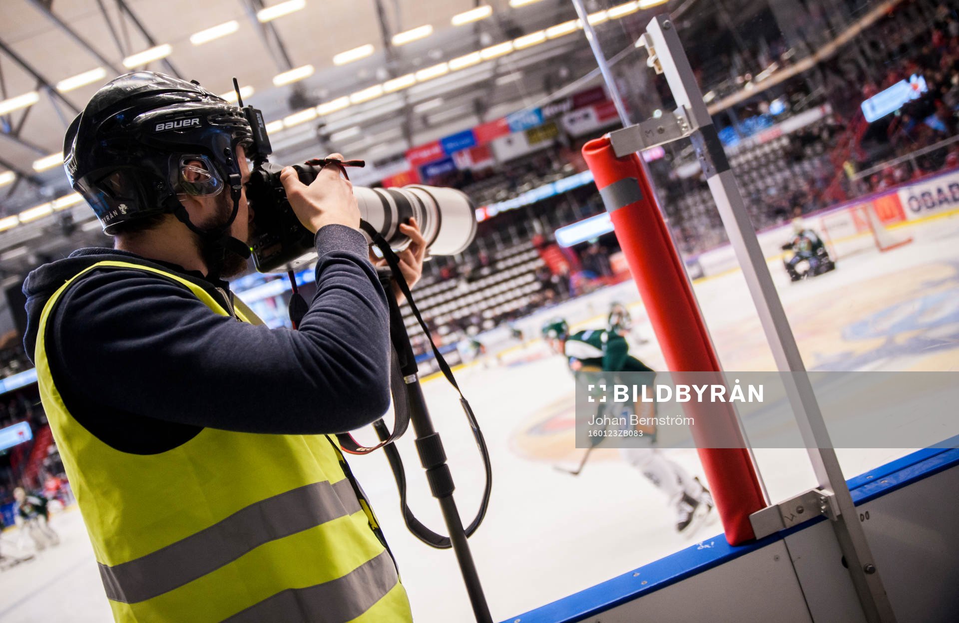 Bildbyråns fotograf Johan Bernström fotograferar