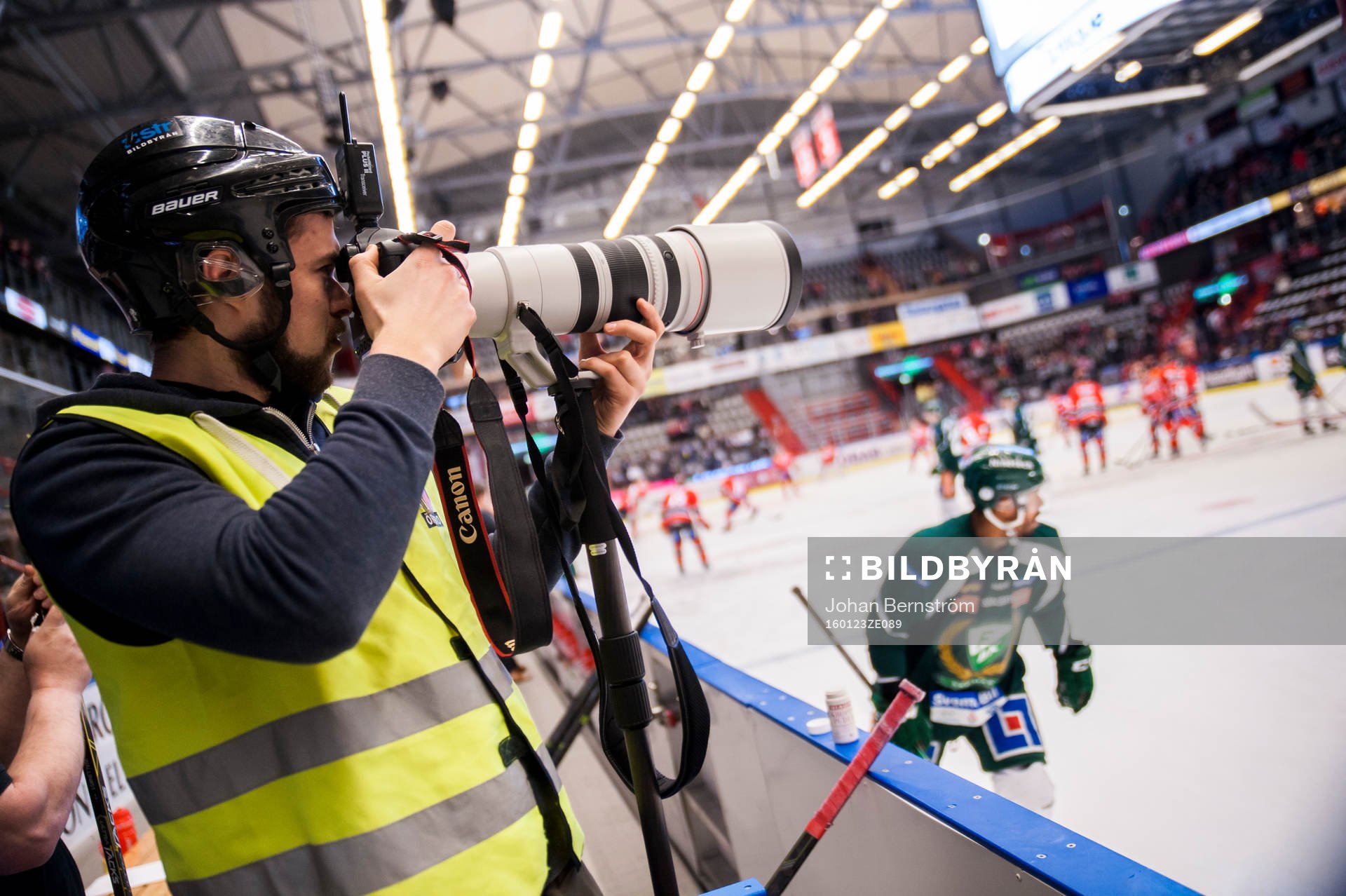 Bildbyråns fotograf Johan Bernström fotograferar