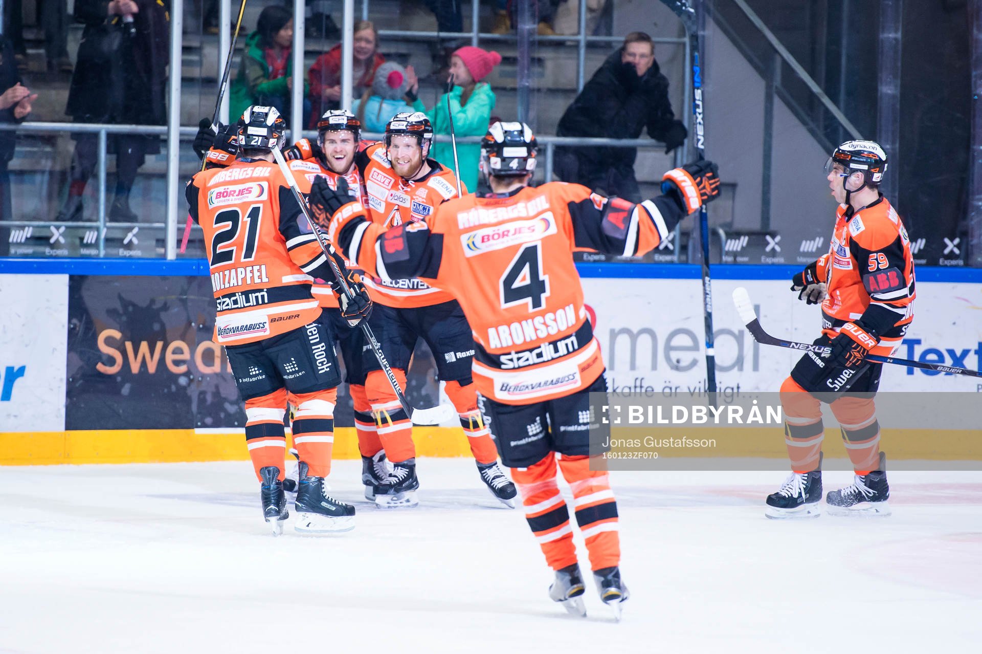 Karlskronas Alexander Viklund jublar då han gjort 2-1