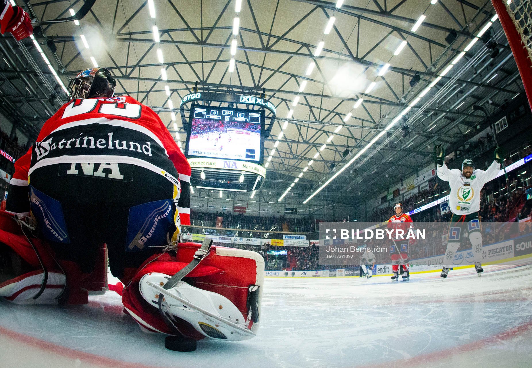 Färjestads gör 0-1 och på bilden jublar Färjestads