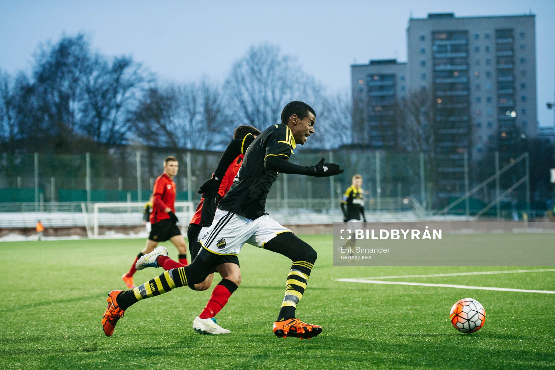 s Alexander Isak med bollen