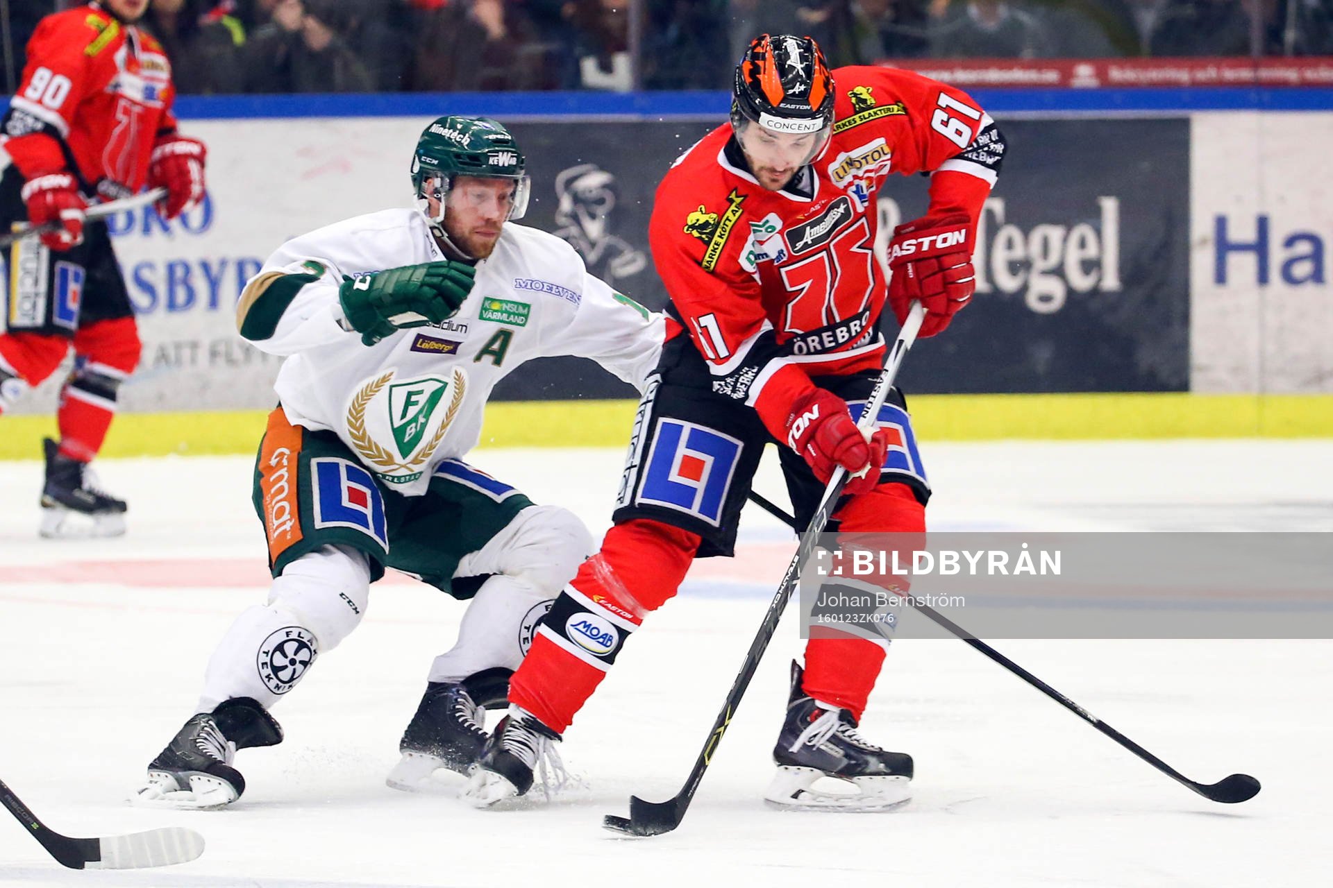 Färjestads Linus Persson och Örebros Justin Hodgman