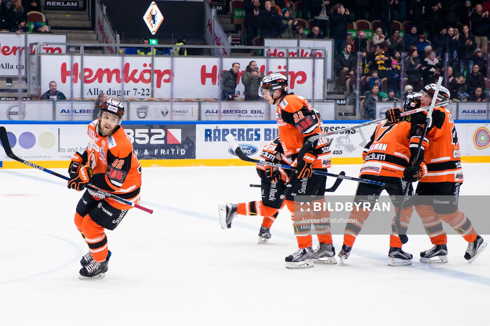 Karlskronas Anton Grundel har gjort 1-1 och jublar