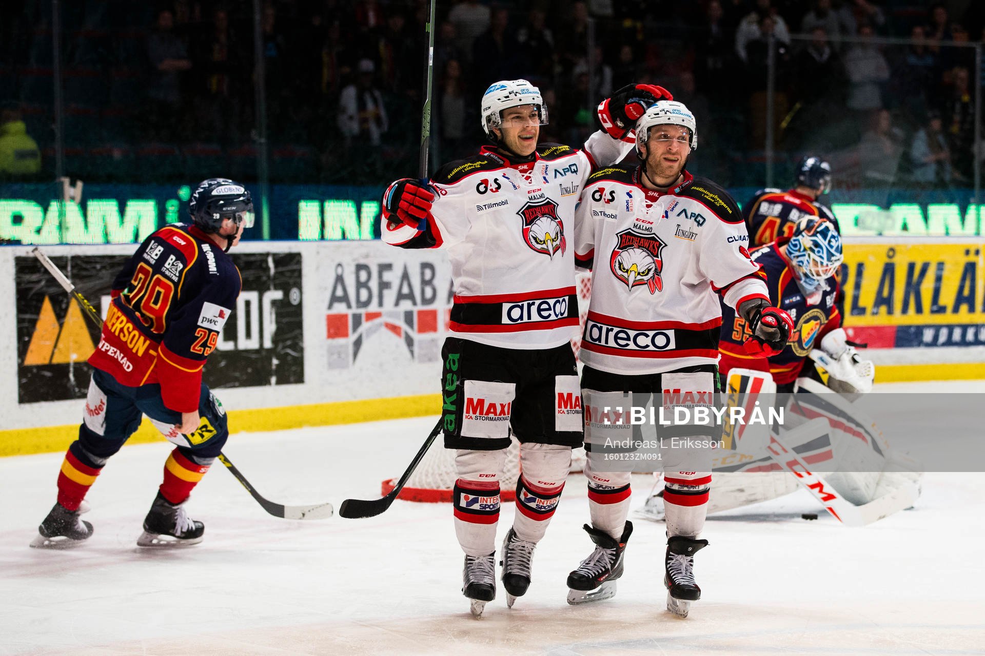 Malmö Redhawks Björn Svensson jublar tillammans med