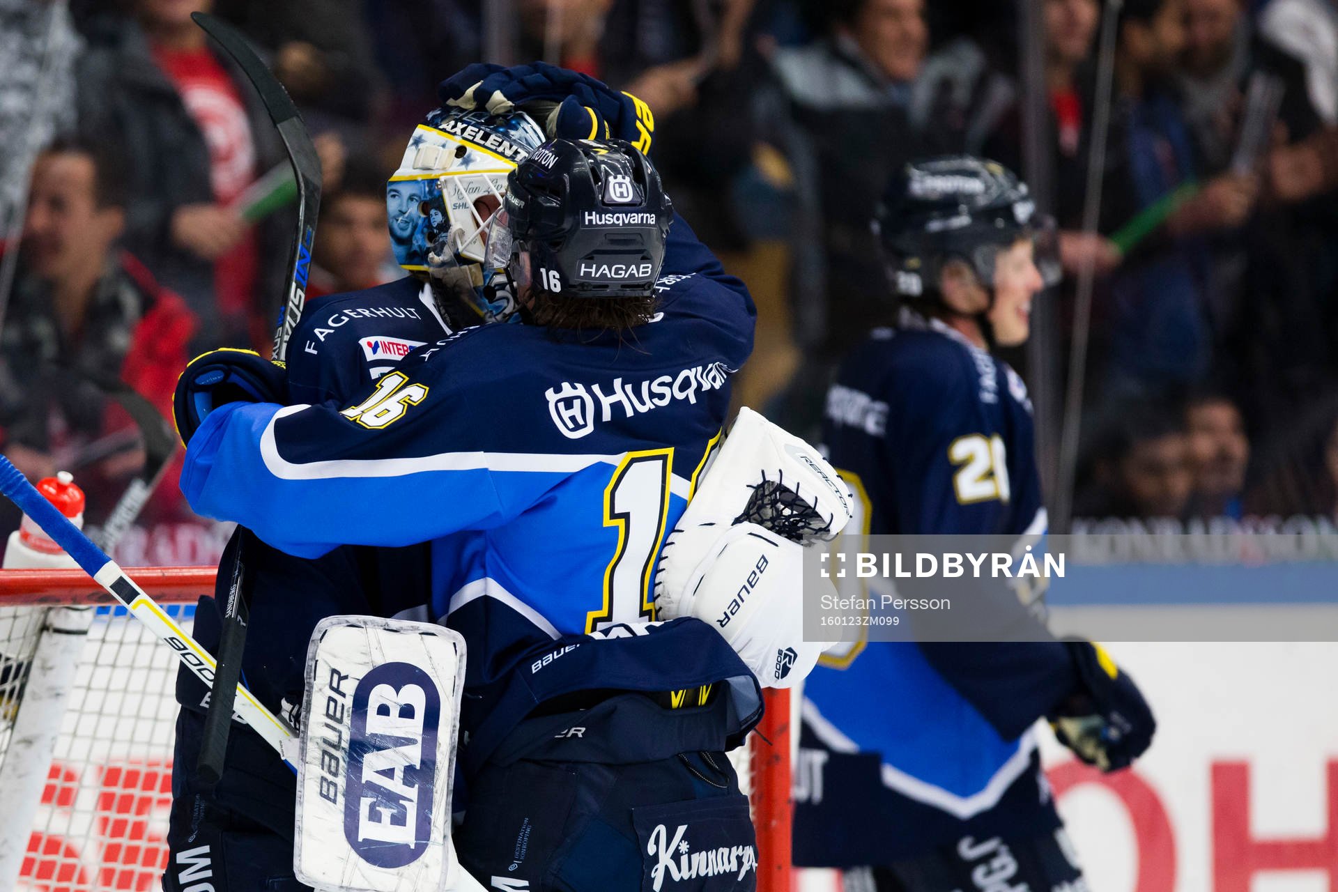 s målvakt Fredrik Pettersson-Wentzel och HV71:s Filip