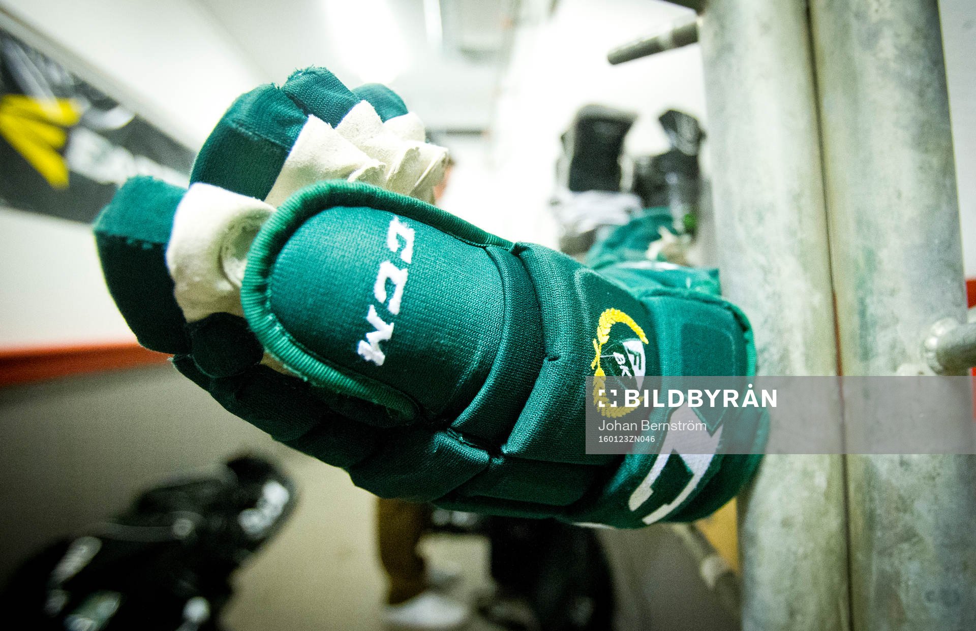 En hockeyhandske med Färjestadslogotyp