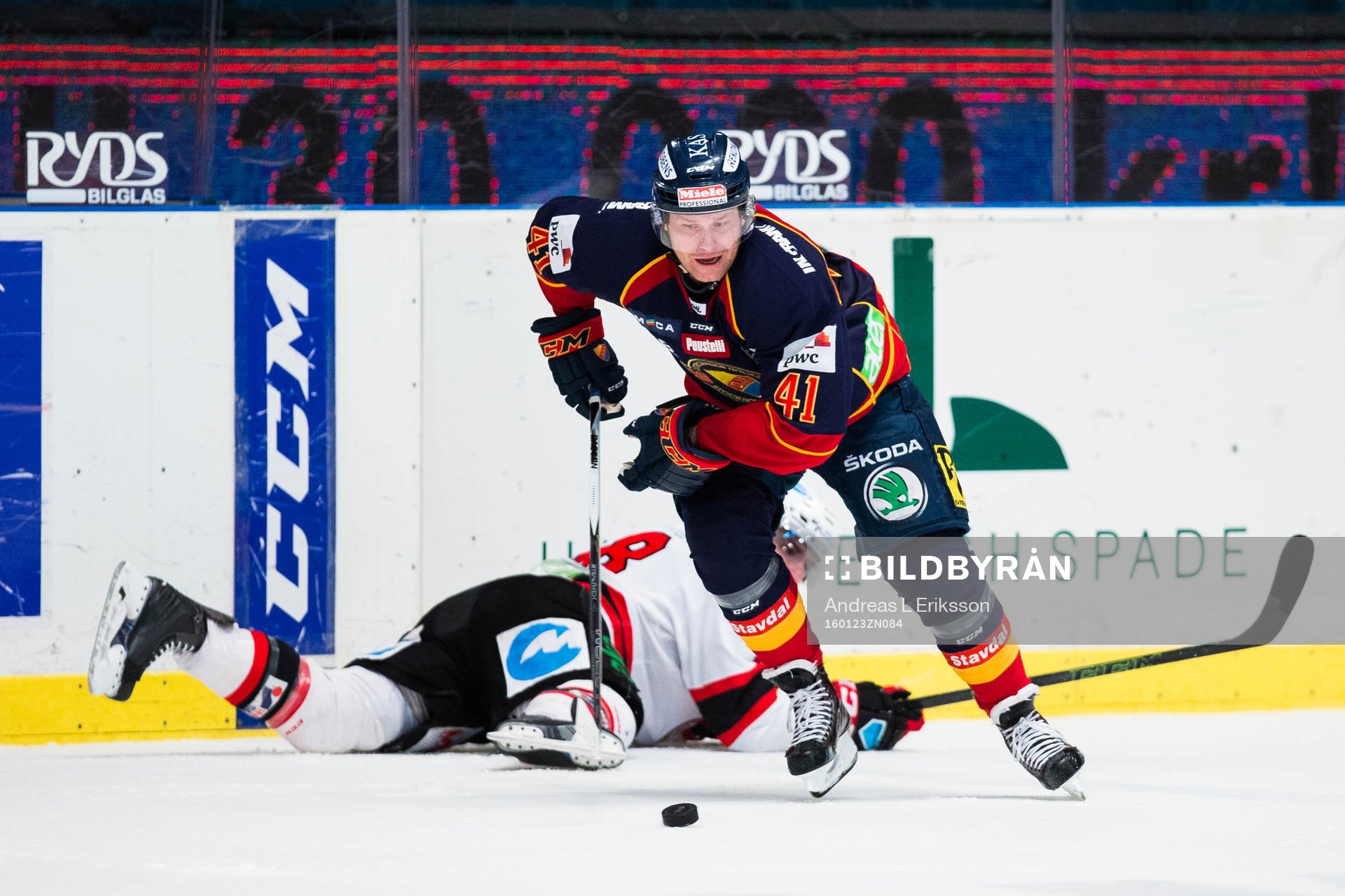 Djurgårdens Patrick Thoresen tar pucken av Malmö Redhawks