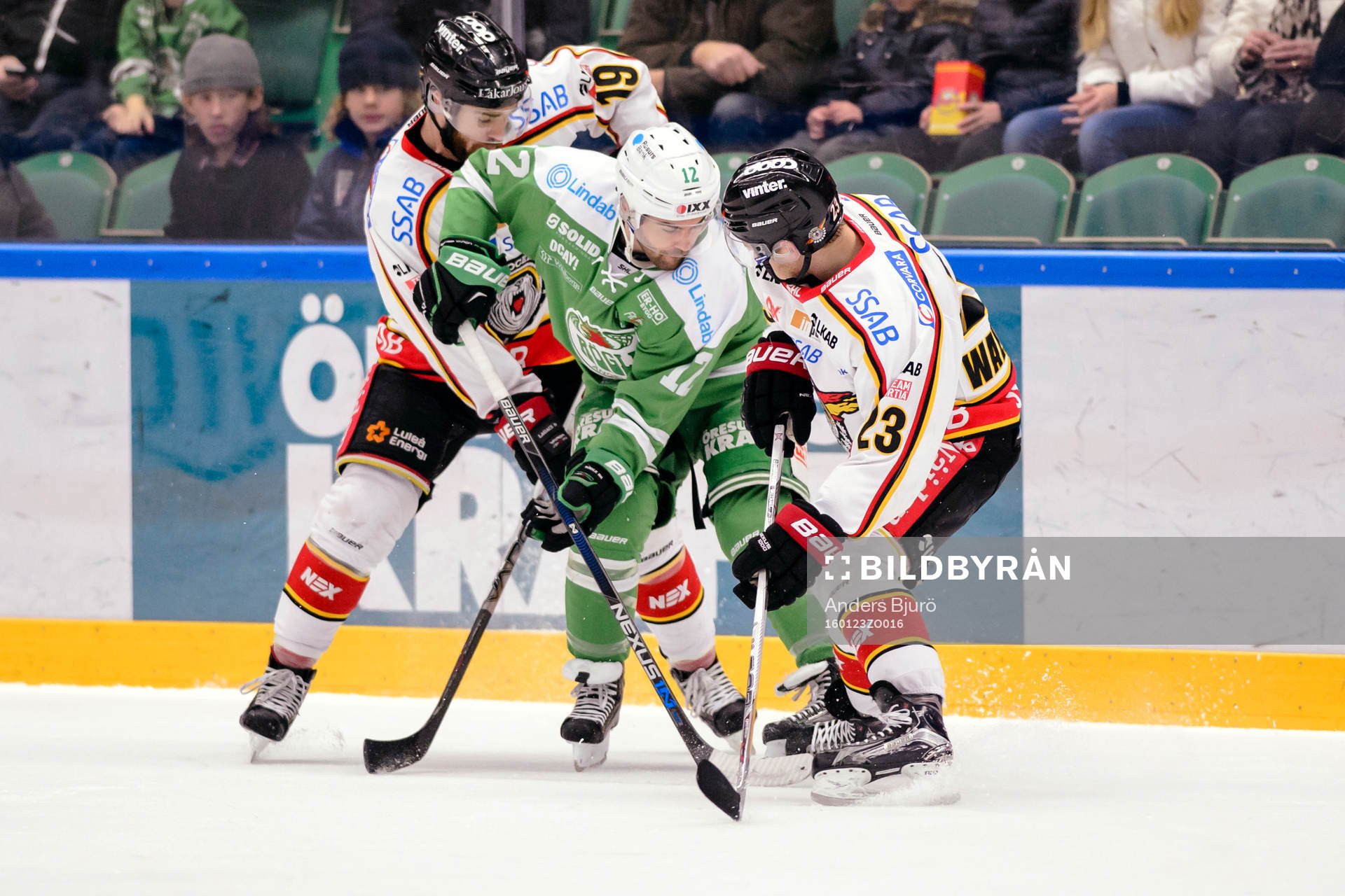 Rögles Jack Connolly (m) i kamp Luleås Jacob Lagace (v)