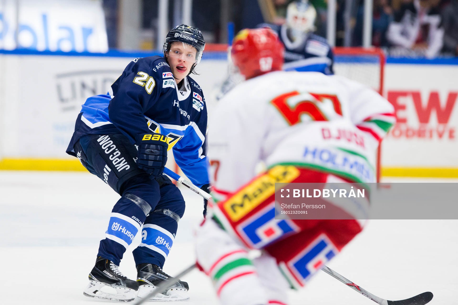 s Lawrence Pilut försvarar mot Modos Emil Djuse