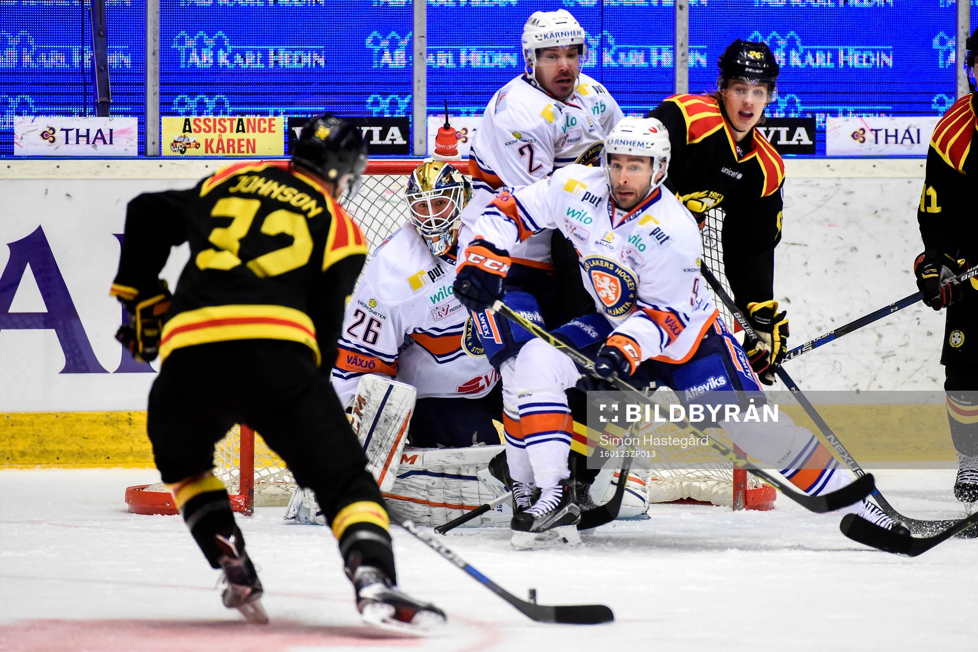 Brynäs Nick Johnson provar skott på Växjös målvakt