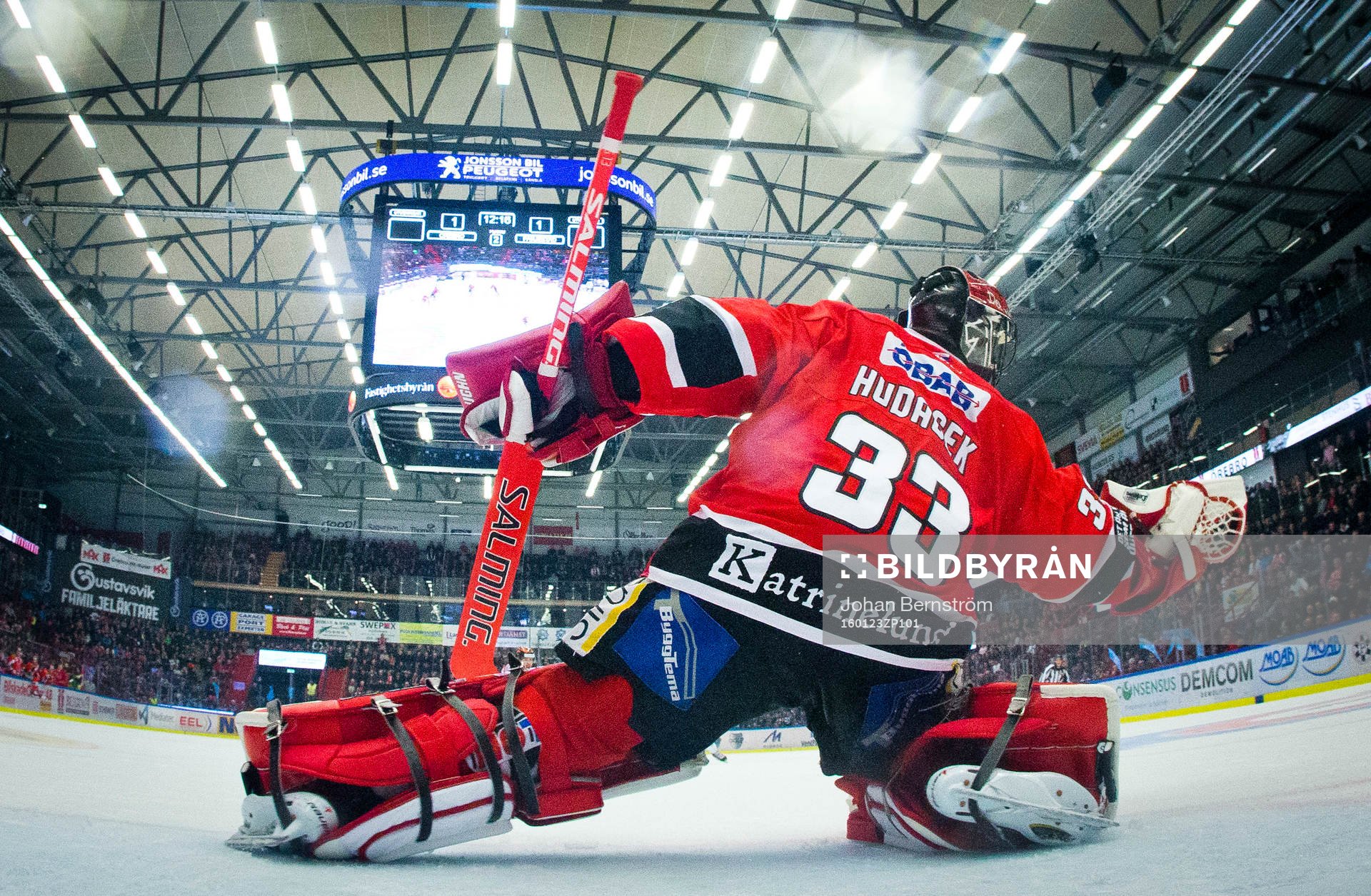 Örebros målvakt Julius Hudacek plockar pucken