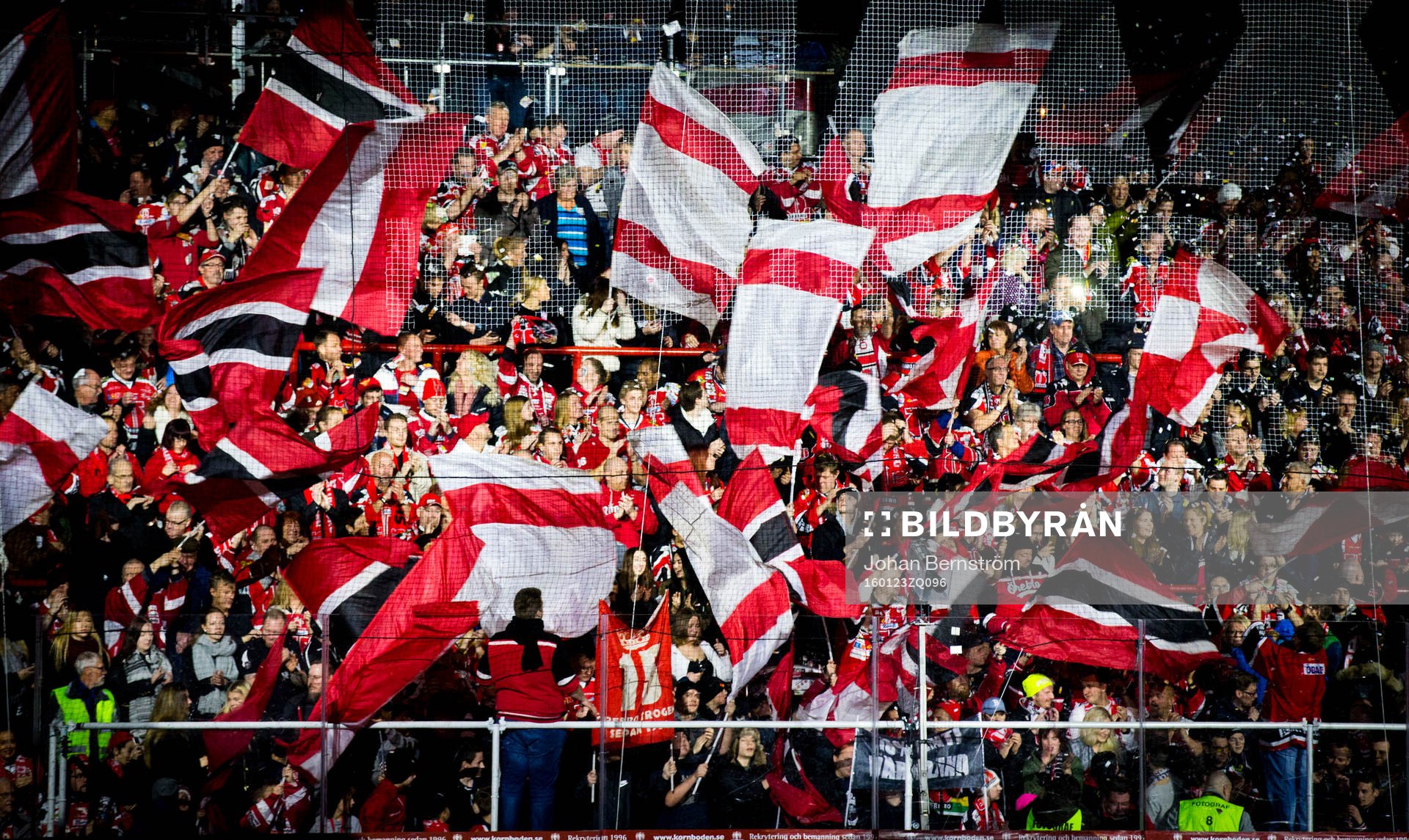 Örebros supportrar 14-3 har ordnat ett stort tifo