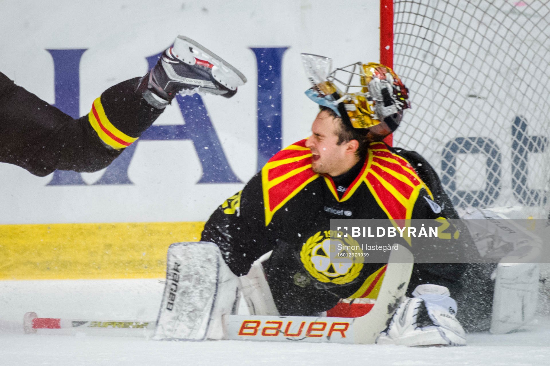 Brynäs målvakt Bernhard Starkbaum får sin hjälm
