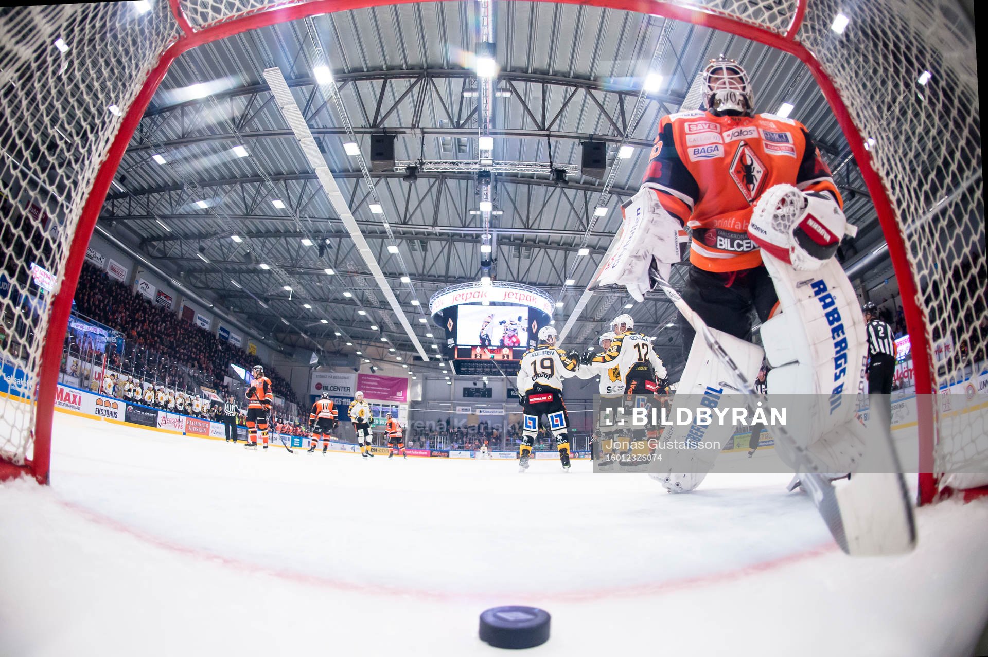 Karlskronas målvakt Johan Holmqvist tar ut pucken från