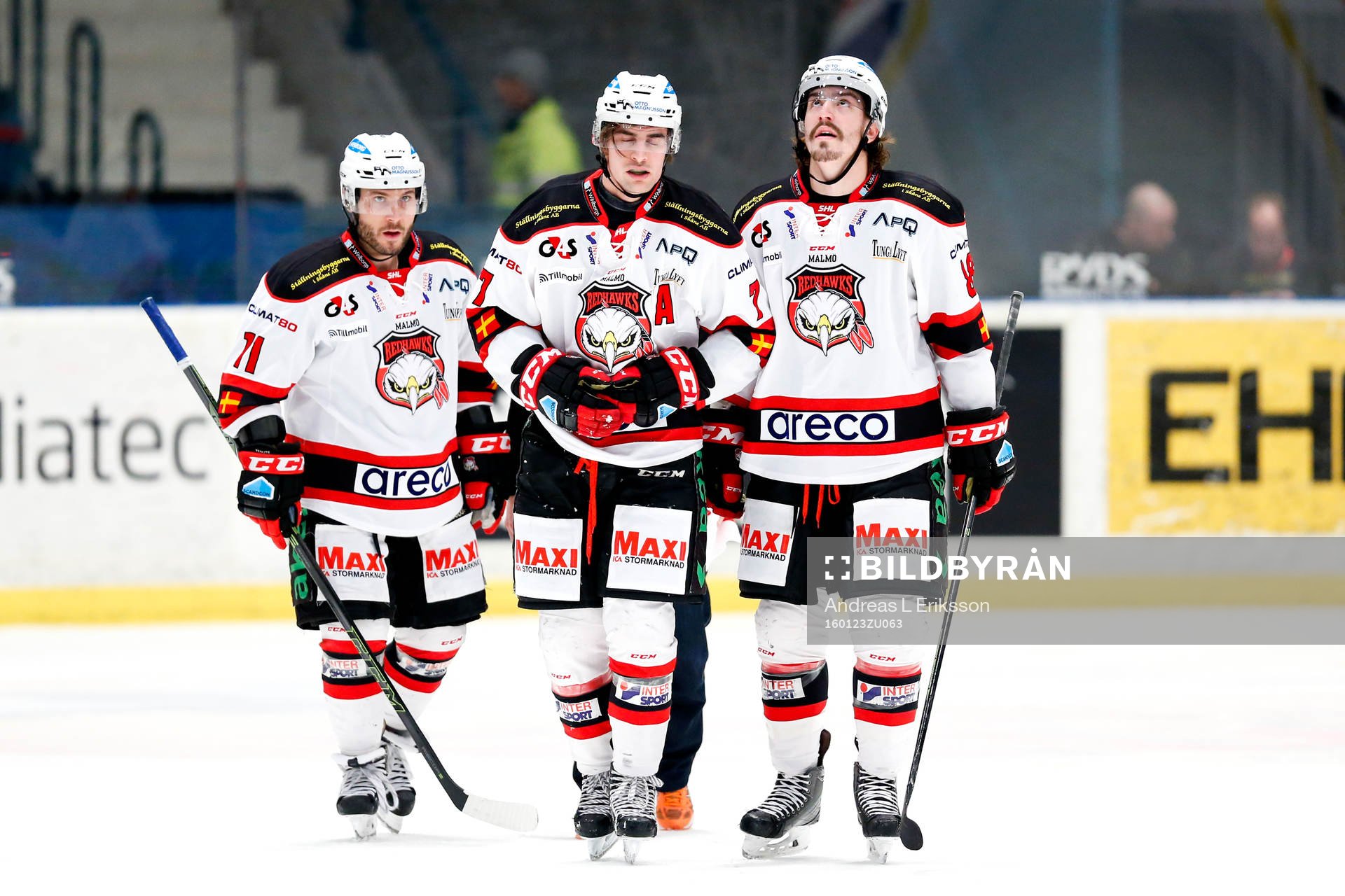 Malmö Redhawks Nils Andersson får hjälp av isen av Joey