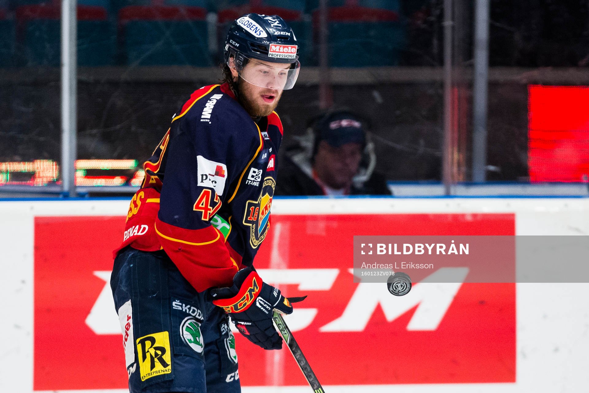 Djurgårdens Robin Press tar ner pucken