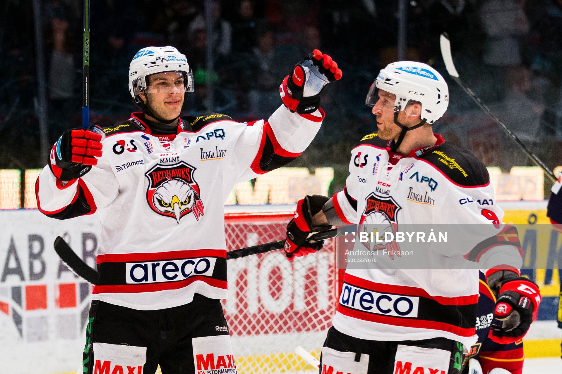 Malmö Redhawks Björn Svensson jublar tillammans med