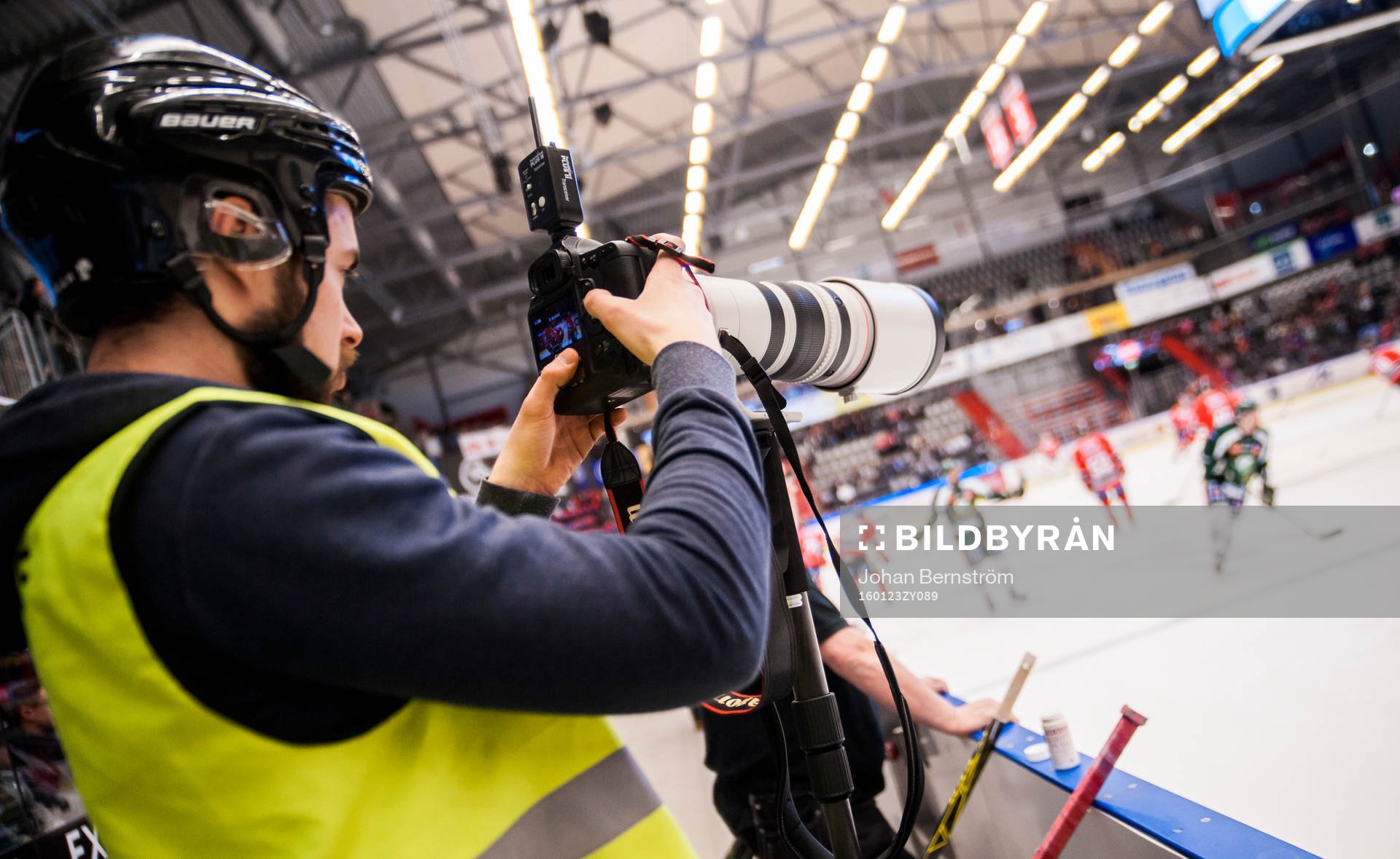 Bildbyråns fotograf Johan Bernström fotograferar