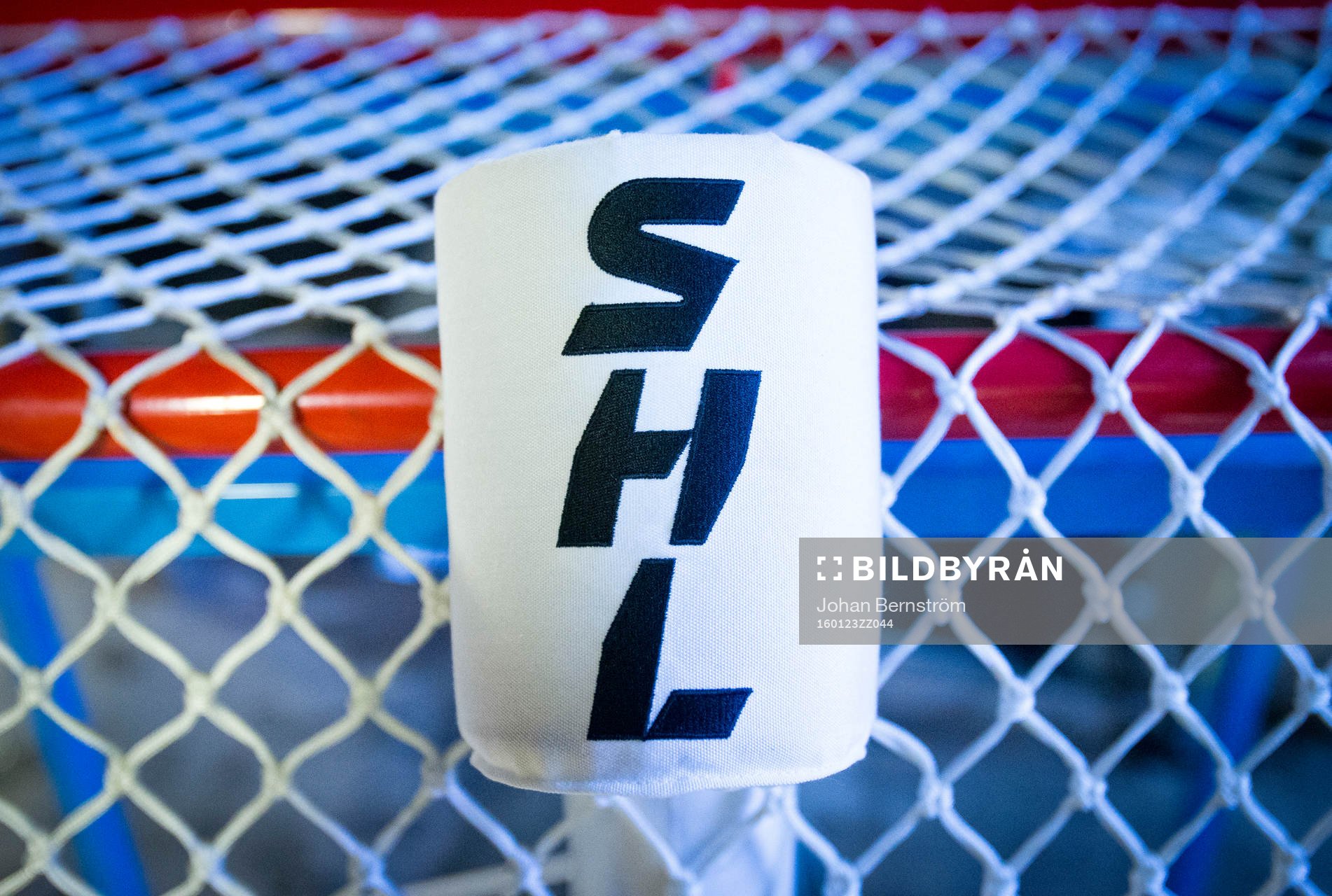 Vattenflaskhållare på ishockeymålet med SHL logotyp