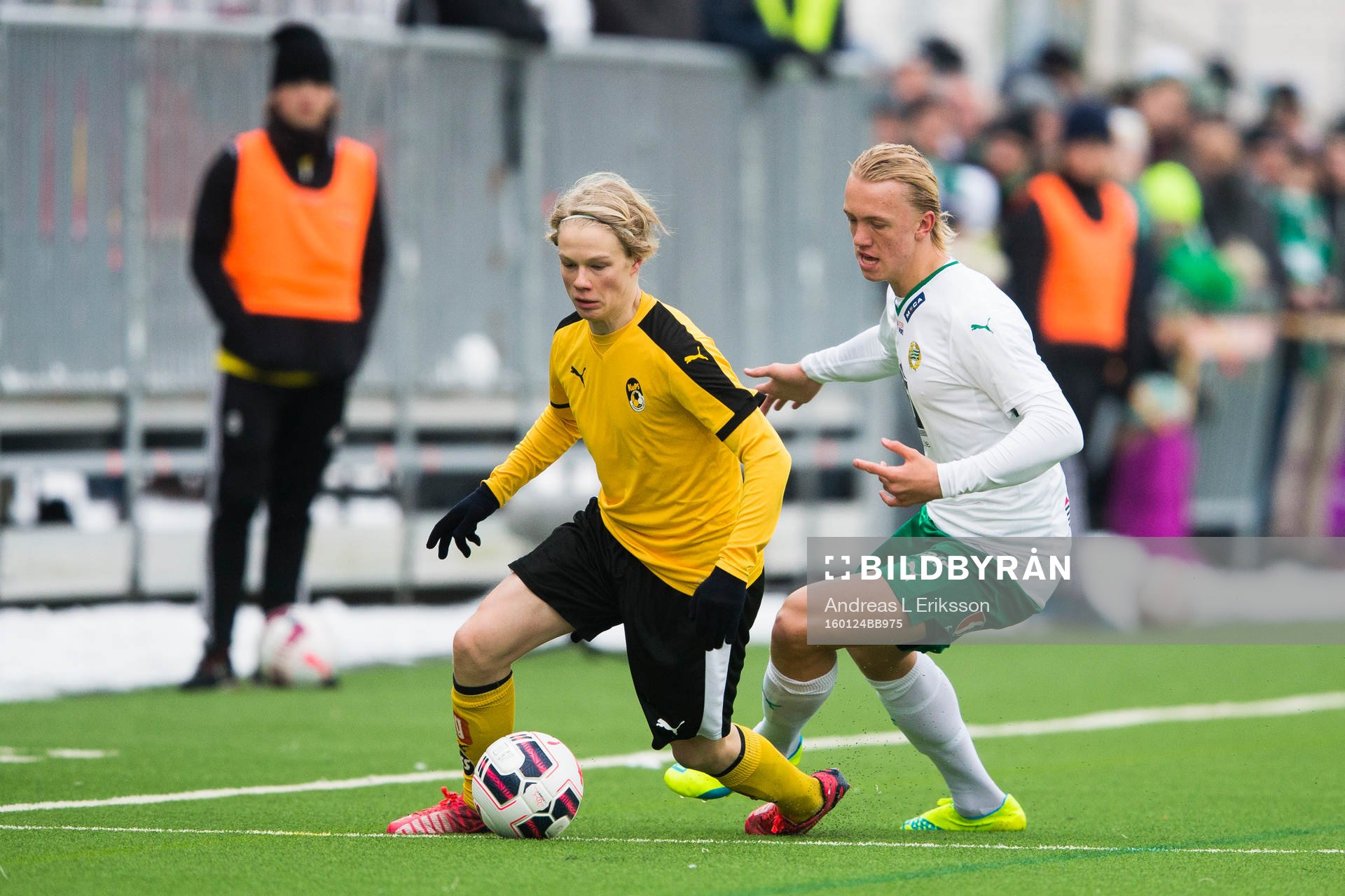 KuPS Urho Nissilä jagas av Hammarbys Isac Lidberg
