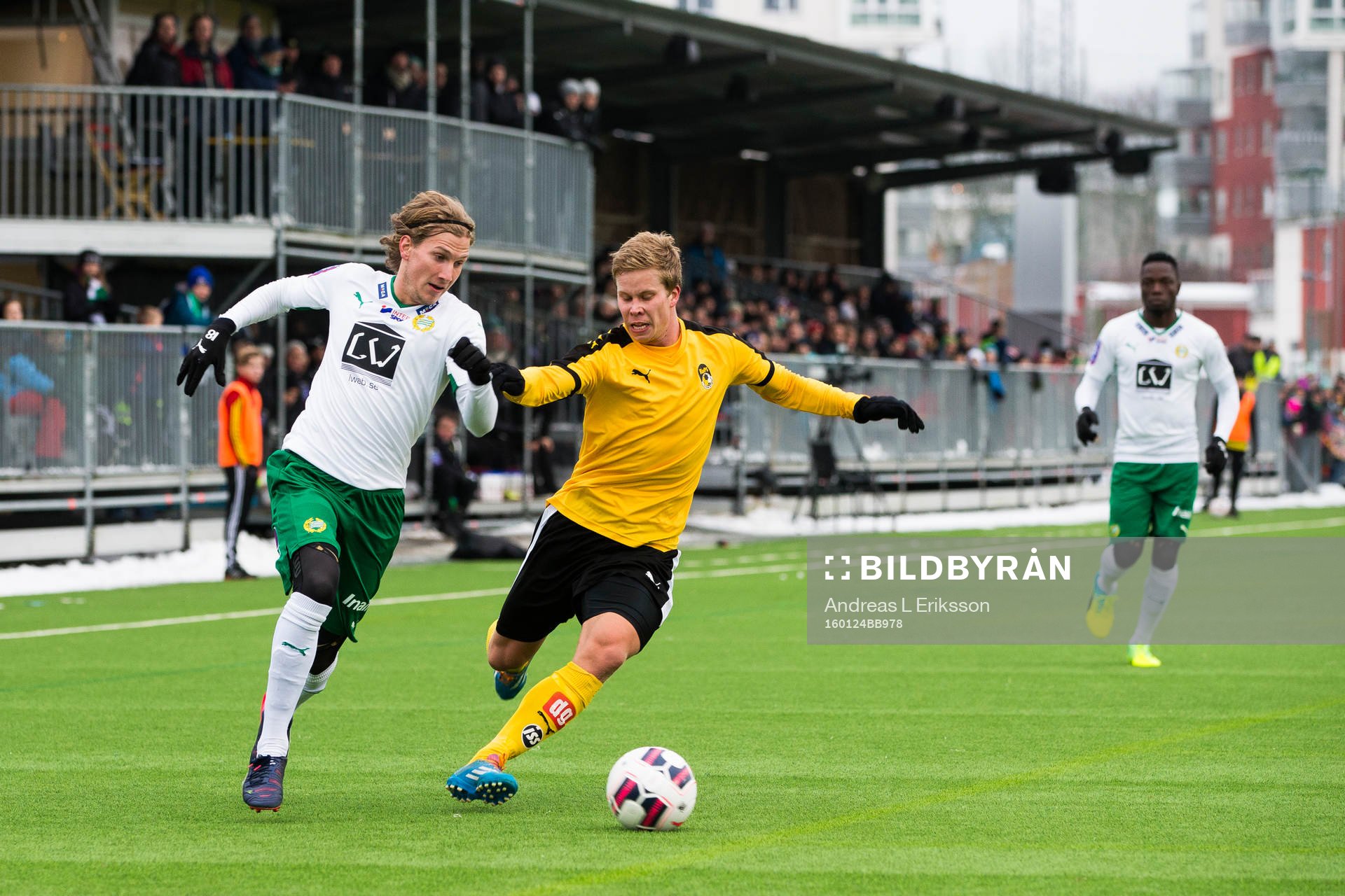Hammarbys Oliver Silverholt i kamp om bollen med KuPS Reetu