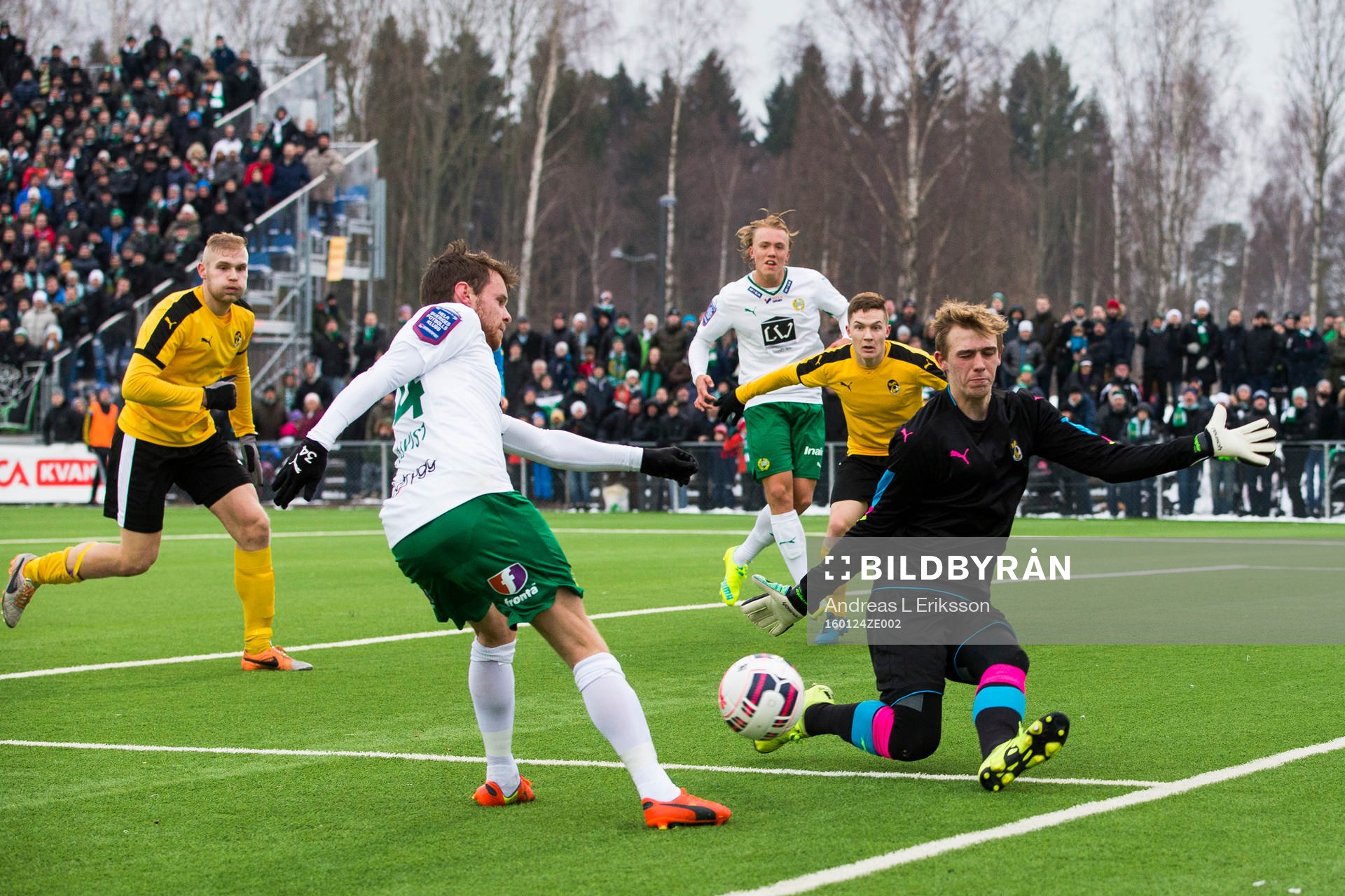 Hammarbys Måns Söderqvist med en målchans på KuPS
