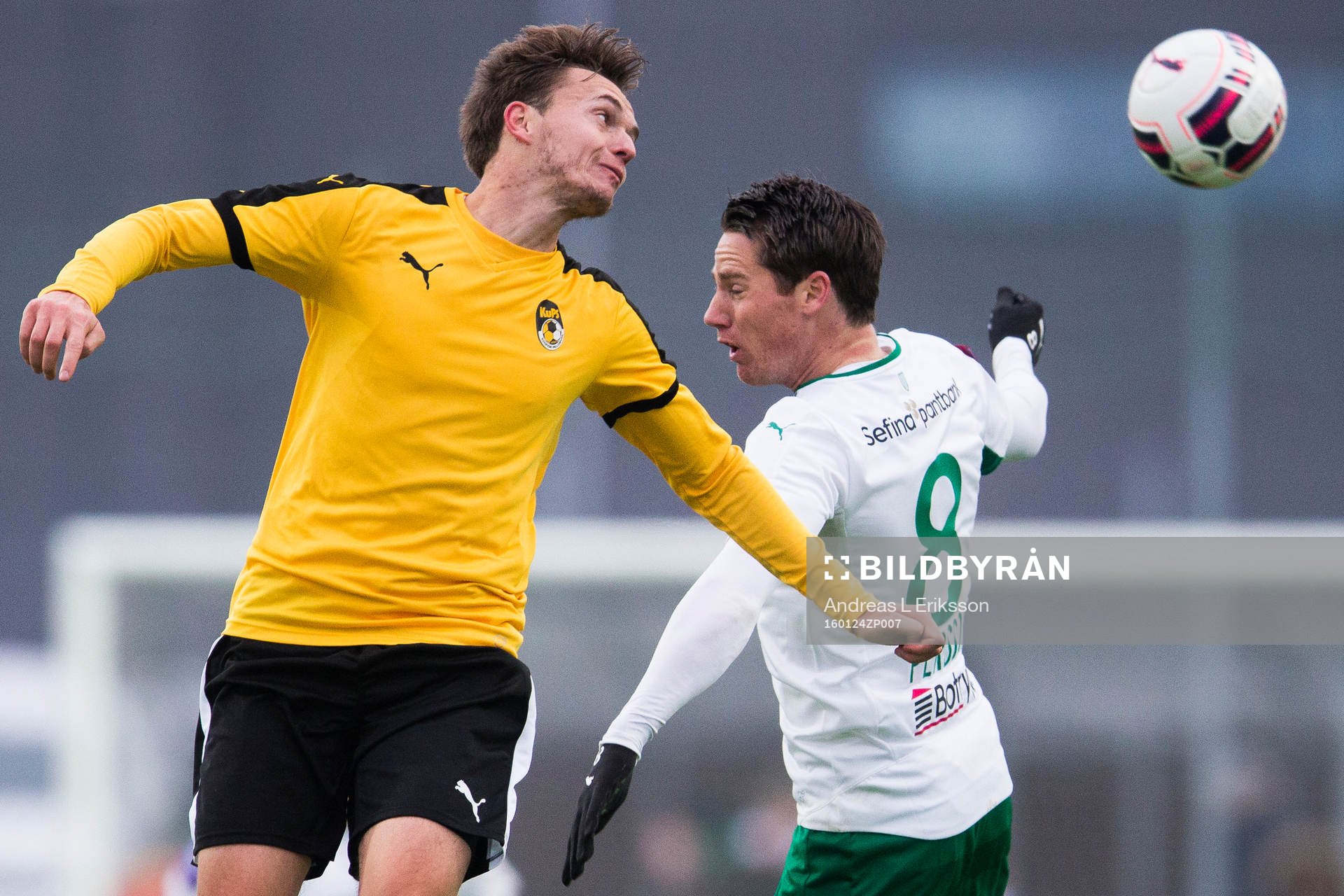 KuPS Aatu Laatikainen i en nickduell med Hammarbys Johan