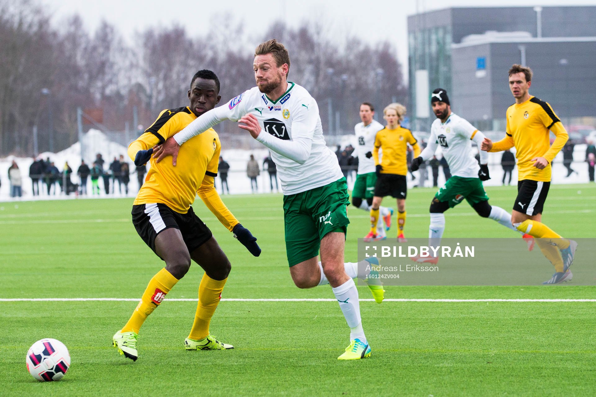 KuPS Hamed Coulibaly i kamp om bollen med Hammarbys Arnor