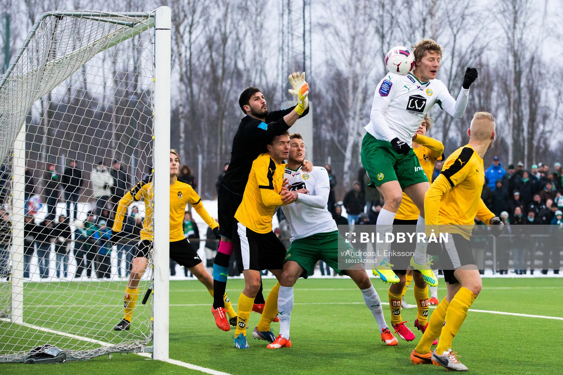 Hammarbys Lars Saetra når högst på en hörna