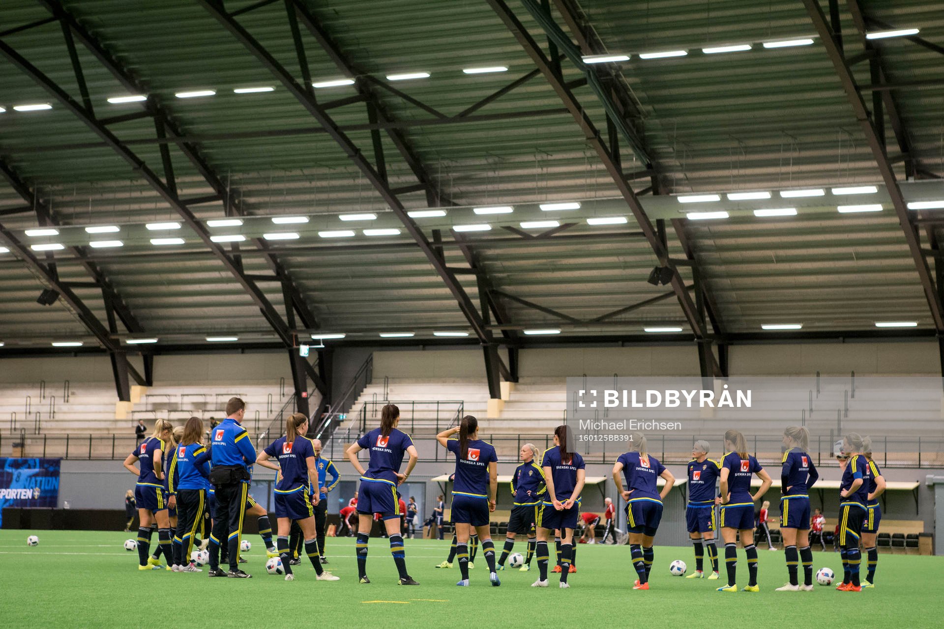 Spelarna samlade under en träning med det svenska damlandslaget i fotboll den 25 januari 2016 i Göteborg.