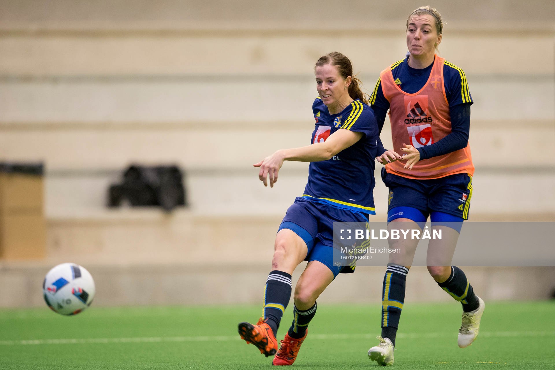 Sveriges Lotta Schelin skjuter ett skott under en träning med det svenska damlandslaget i fotboll den 25 januari 2016 i Göteborg.