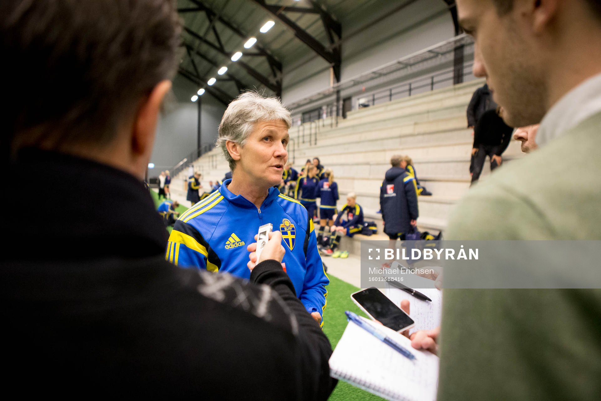 Sveriges förbundskapten Pia Sundhage under en träning med det svenska damlandslaget i fotboll den 25 januari 2016 i Göteborg.
