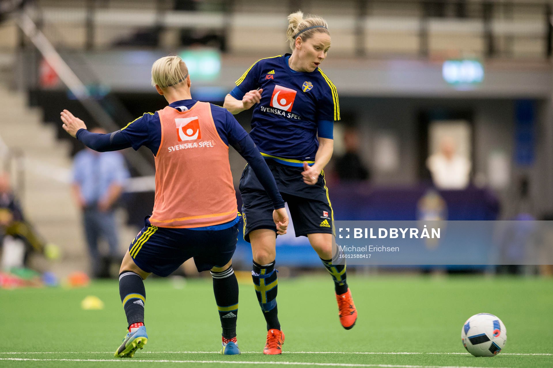 Sveriges Nilla Fischer mot Lisa Dahlkvist under en träning med det svenska damlandslaget i fotboll den 25 januari 2016 i Göteborg.