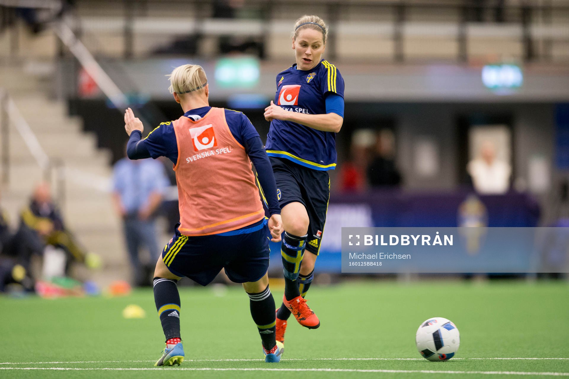 Sveriges Nilla Fischer mot Lisa Dahlkvist under en träning med det svenska damlandslaget i fotboll den 25 januari 2016 i Göteborg.