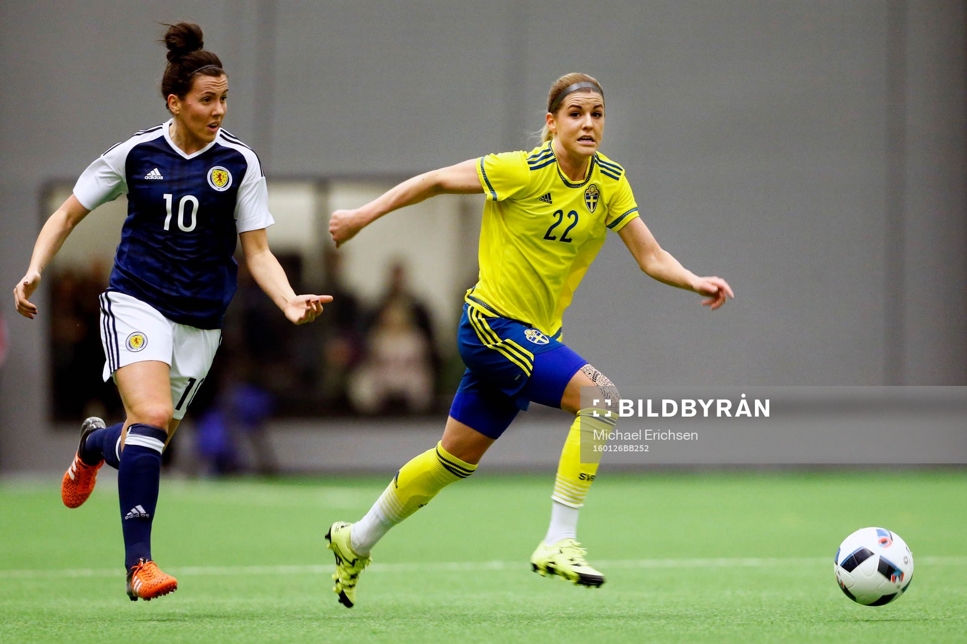 Skottlands Leanne Chrichton och Sveriges Olivia Schough