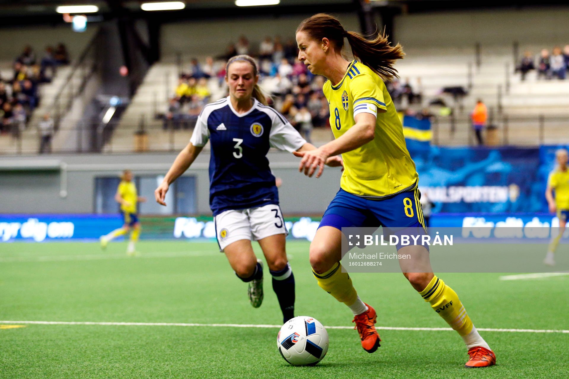 Skottlands Kirsty Smith och Sveriges Lotta Schelin