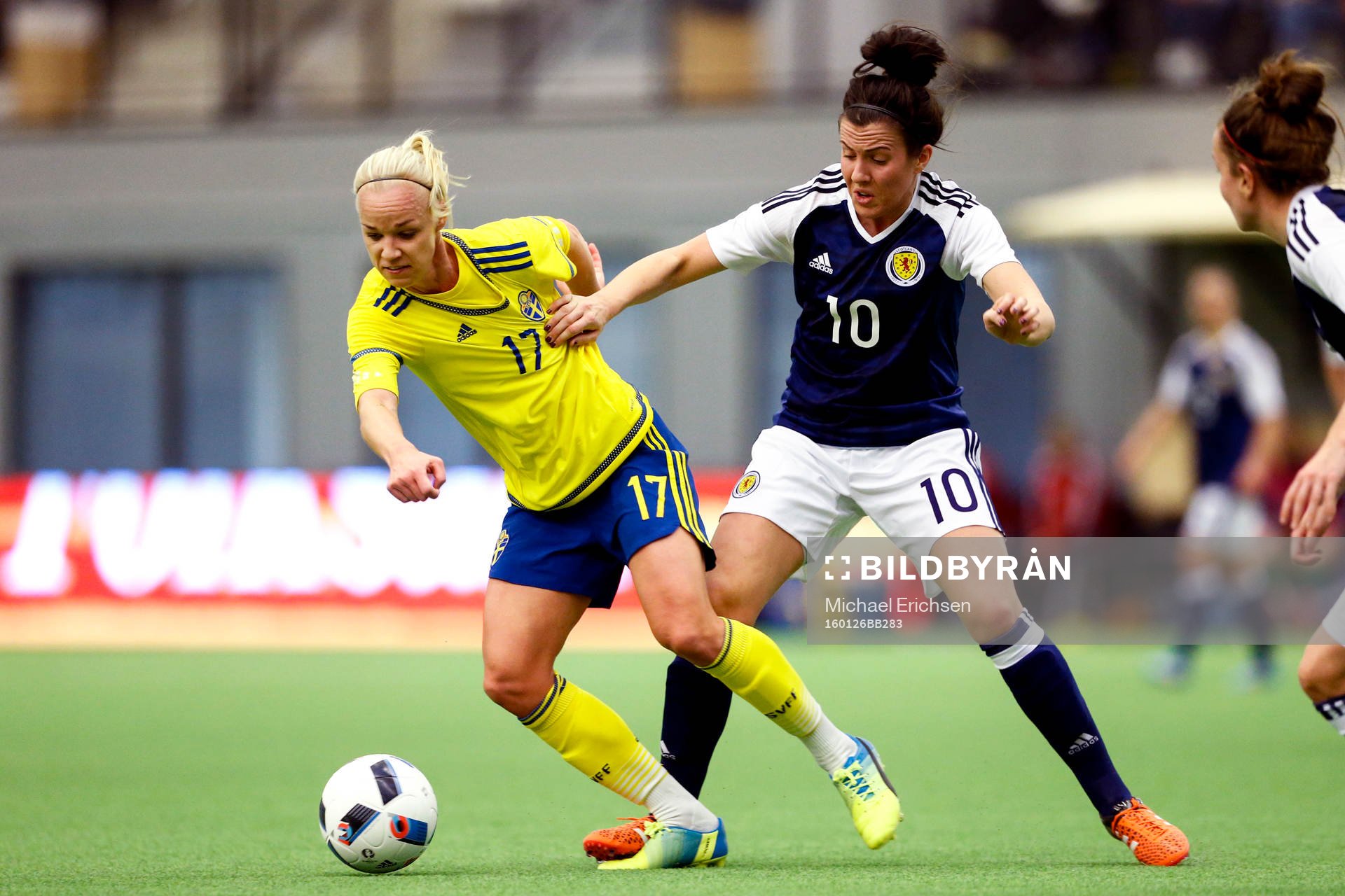 Sveriges Caroline Seger och Skottlands Leanne Chrichton