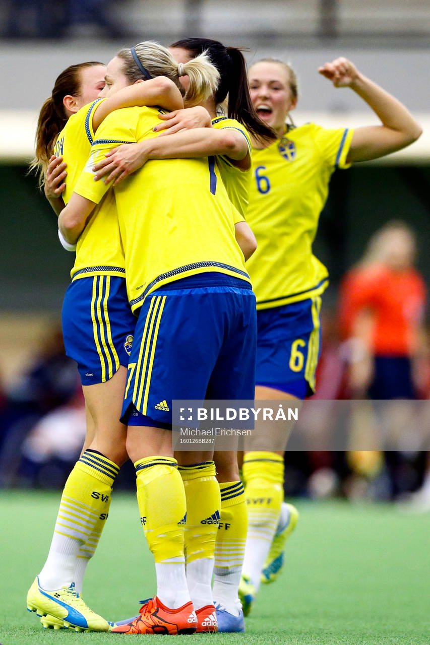 Sveriges Lisa Dahlkvist jublar med lagkamraterna