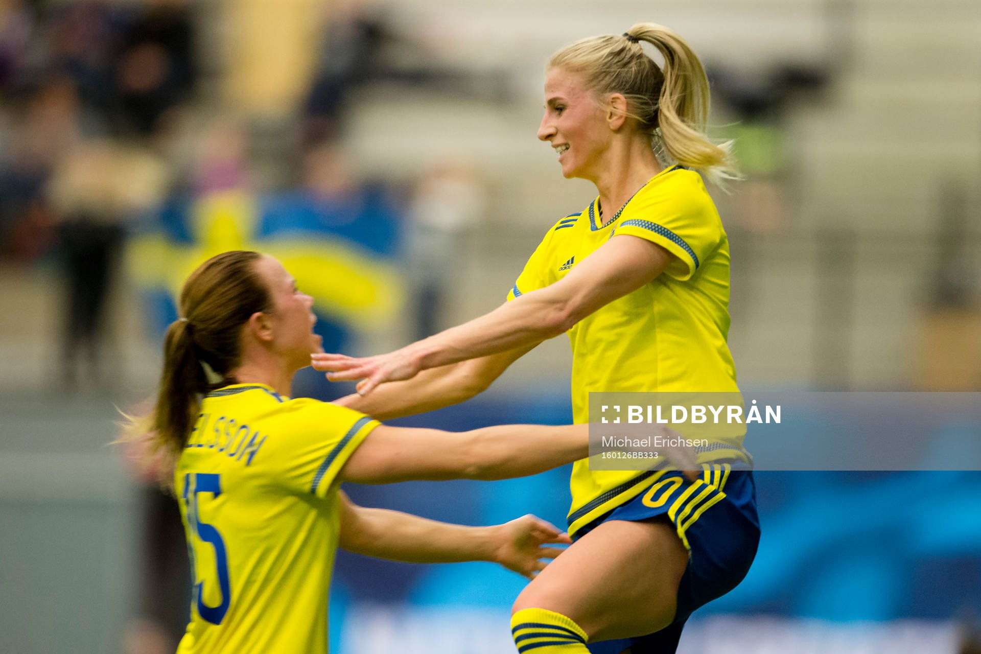 Sveriges Sofia Jakobsson jublar ihop med Jessica Samuelsson