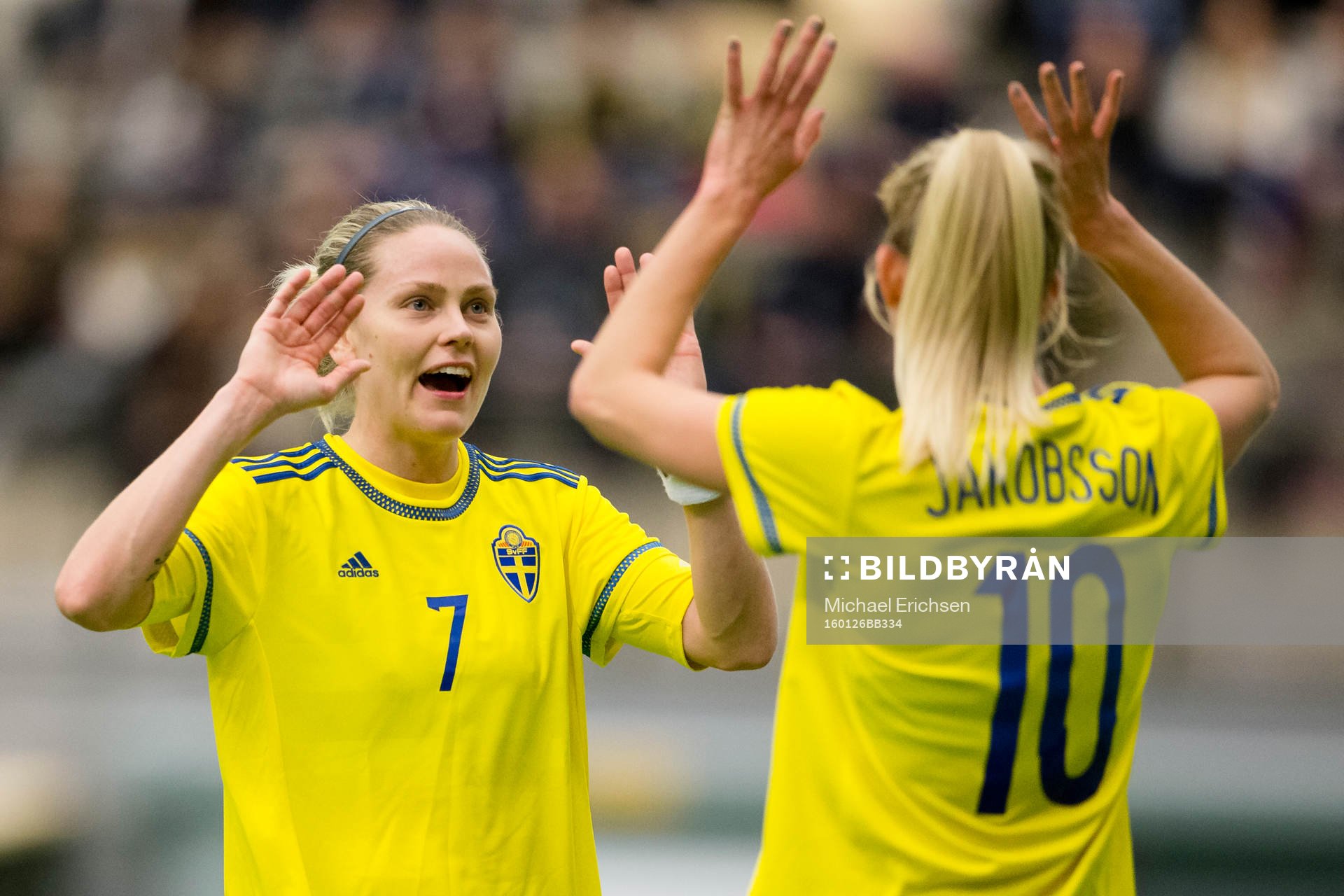 Sveriges Lisa Dahlkvist jublar ihop med Sofia Jakobsson