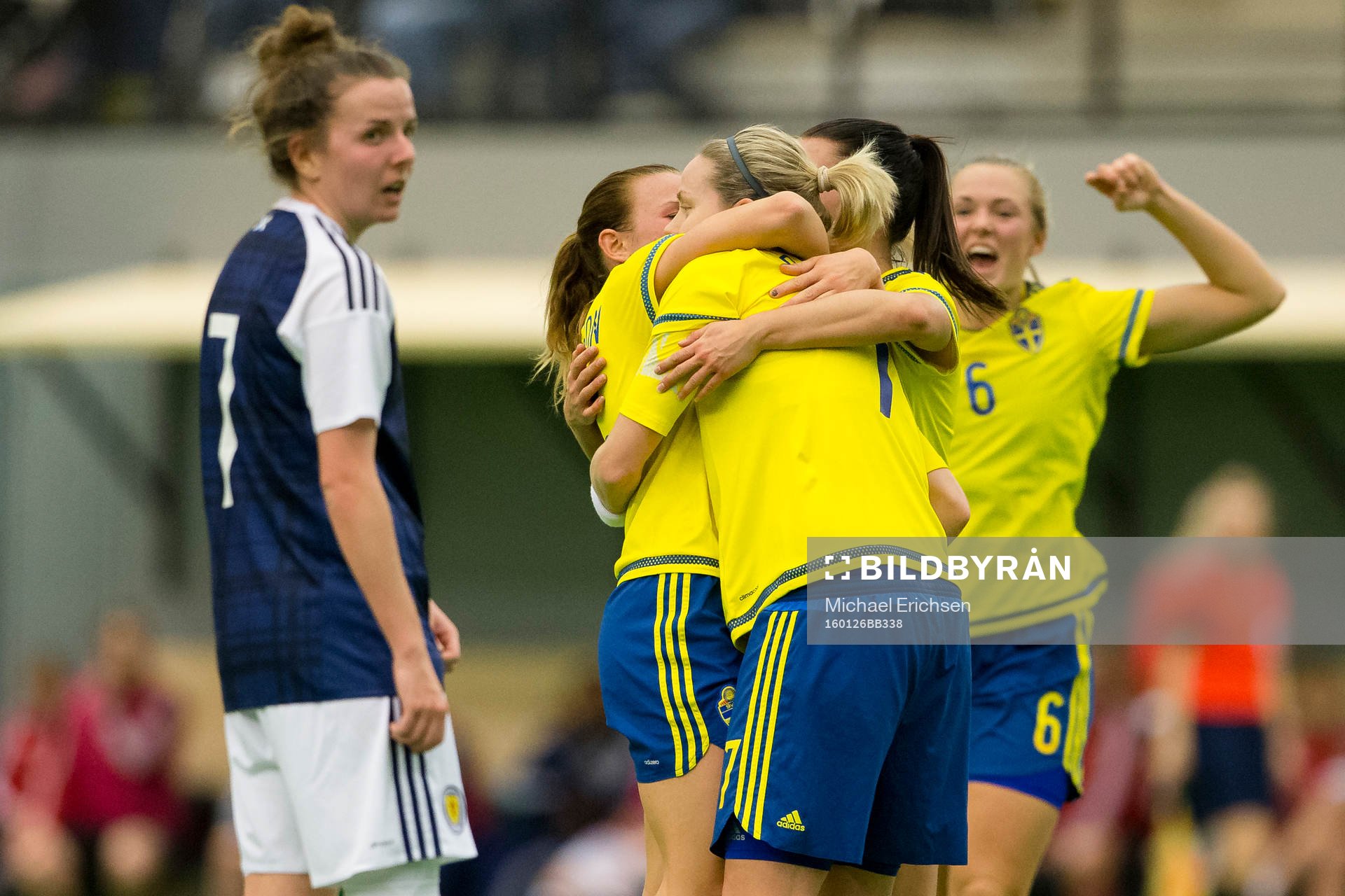 Sveriges Lisa Dahlkvist omfamnas