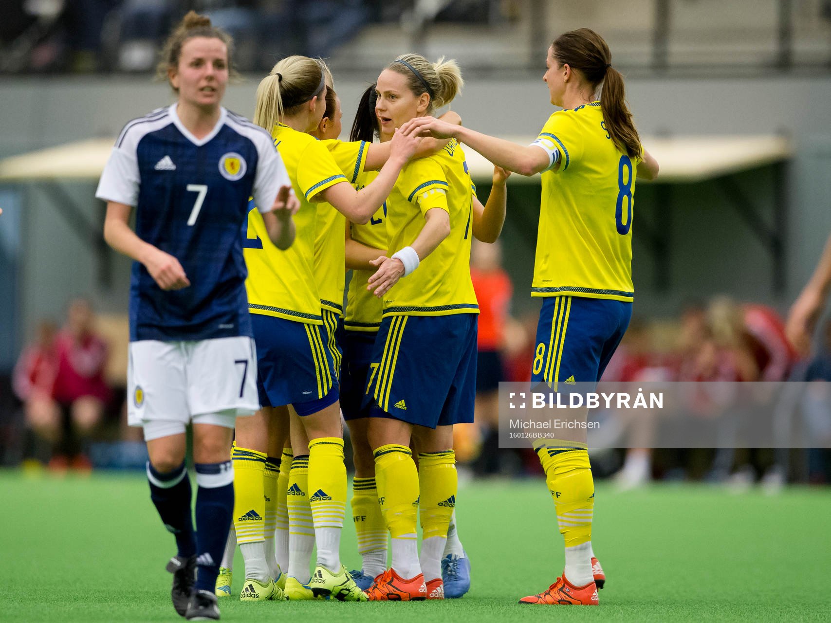 Sveriges Lisa Dahlkvist omfamnas