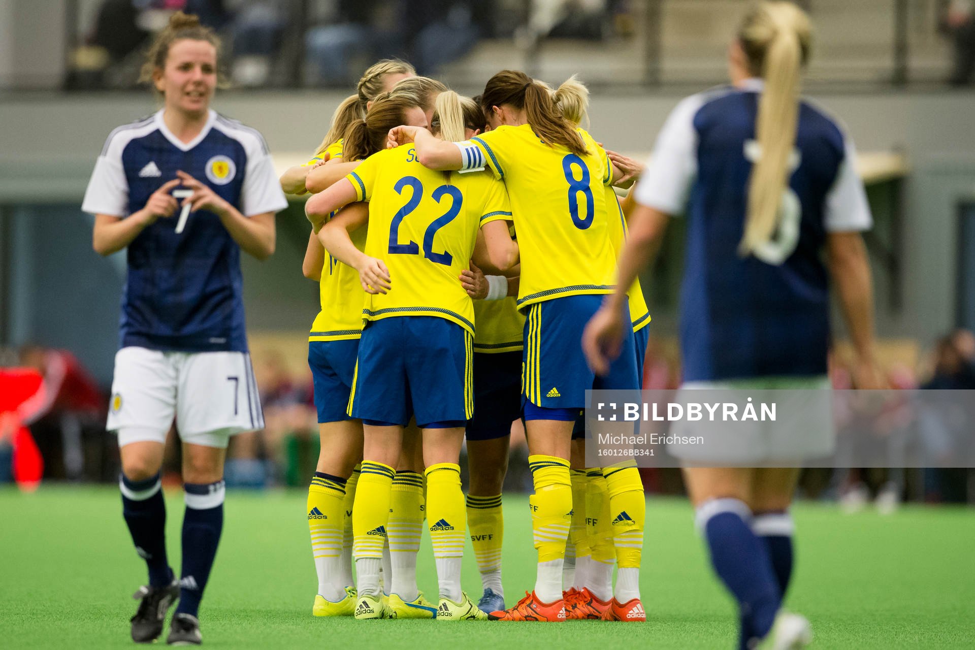 Sveriges Lisa Dahlkvist omfamnas