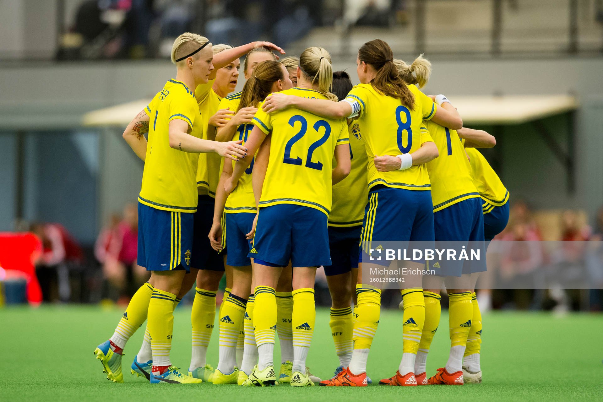 Sveriges Lisa Dahlkvist omfamnas