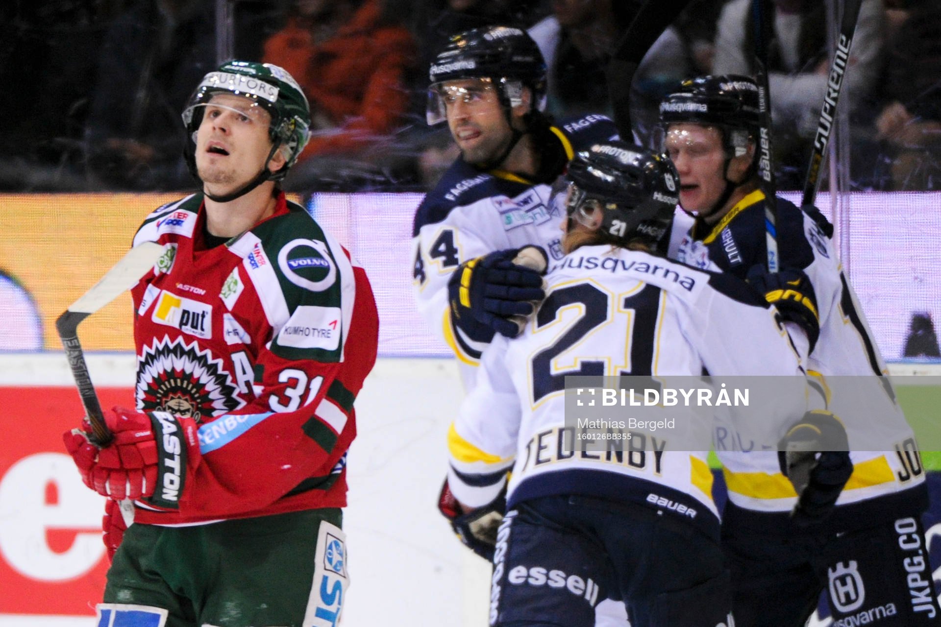 s Mattias Tedenby jublar med lagkamraterna