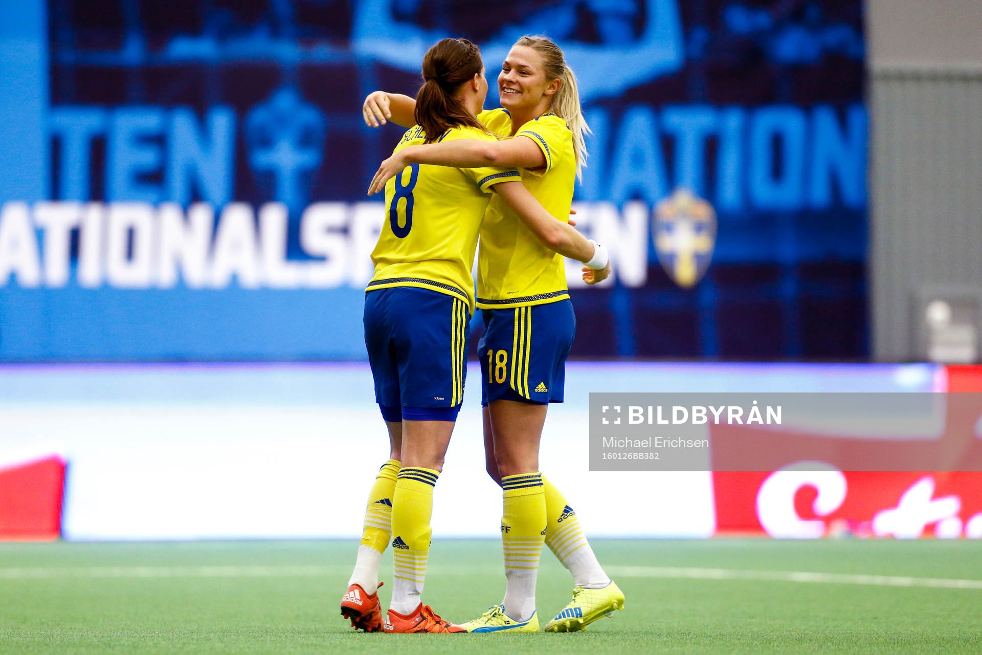 Sveriges Lotta Schelin och Sveriges Fridolina Rolfö jublar