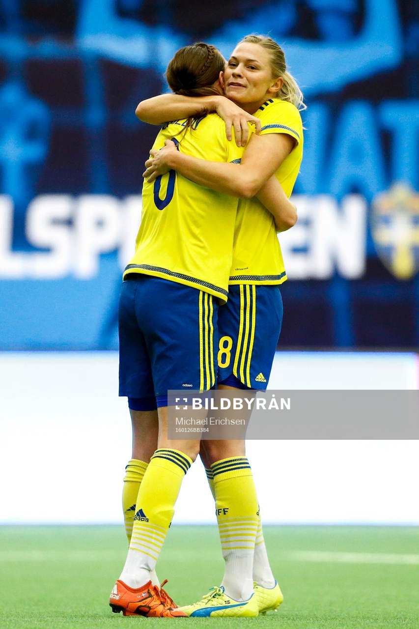 Sveriges Lotta Schelin och Sveriges Fridolina Rolfö jublar