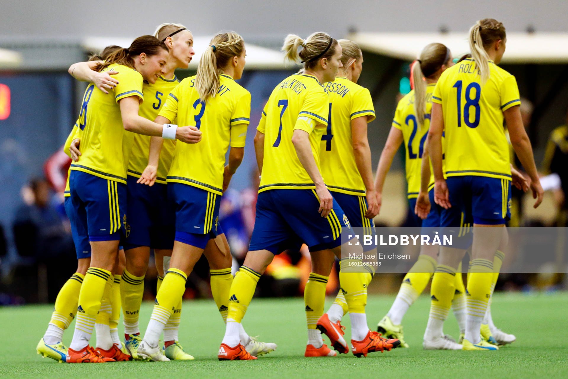 Sveriges Lotta Schelin jublar med lagkamraterna efter 4-0 under landskampen i fotboll mellan Sverige och Skottland den 26 januari 2016 i Göteborg.